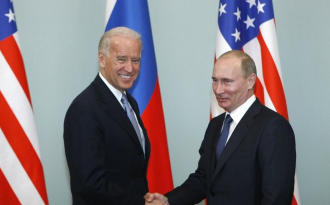 Ông Joe Biden khi còn là Phó Tổng thống bắt tay với Thủ tướng Nga Putin ở Moscow, Nga ngày 10/3/2011. Ảnh: AP