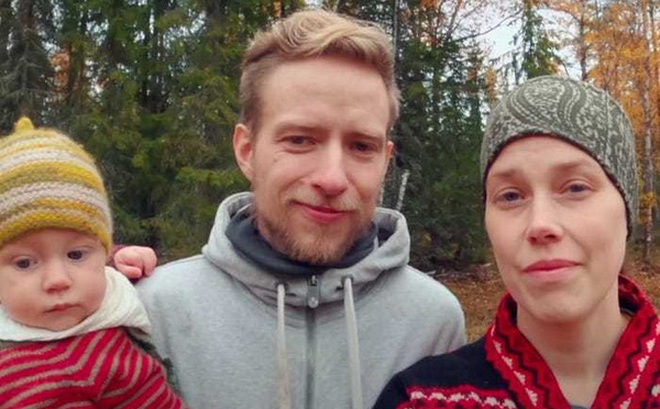 Mathias, Tova và con trai Iva sống ở căn nhà gỗ trong khu vực không có điện nước tại Thụy Điển