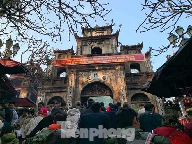 Khách về chùa Hương giảm 80%, vừa chuẩn bị lễ hội vừa nghe ngóng - Ảnh 1.