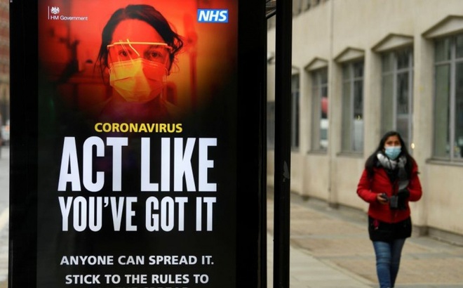 Một áp phích đưa thông tin về đại dịch Covid-19 ở London, Anh ngày 27/1. Ảnh: Reuters