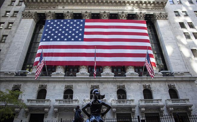 Quang cảnh bên ngoài sàn giao dịch chứng khoán New York, Mỹ. Ảnh: AFP/ TTXVN