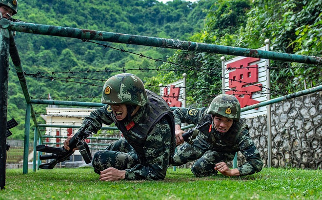 Hai binh sĩ đang trải qua quá trình huấn luyện ở Sùng Tả, Khu tự trị Choang Quảng Tây