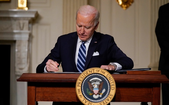 Tổng thống Mỹ Biden ký sắc lệnh. Ảnh: KTLA.
