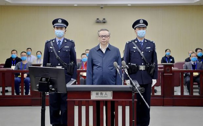 Cựu Chủ tịch Công ty Quản lý tài sản nhà nước Hoa Dung, Lại Tiểu Dân, đã nhận tội hối lộ và tham nhũng. Ảnh: AFP/Getty Images