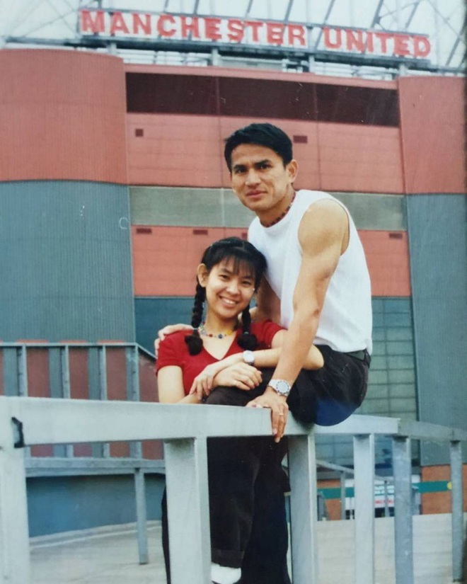 Vợ HLV Kiatisuk chia sẻ về chuyện hẹn h&ograve; xuy&ecirc;n bi&ecirc;n giới, thời một ph&uacute;t gọi điện thoại trị gi&aacute; 30 ngh&igrave;n đồng - Ảnh 1.