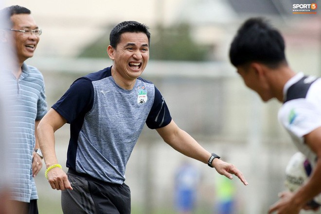 Vợ HLV Kiatisuk chia sẻ về chuyện hẹn h&ograve; xuy&ecirc;n bi&ecirc;n giới, thời một ph&uacute;t gọi điện thoại trị gi&aacute; 30 ngh&igrave;n đồng - Ảnh 2.