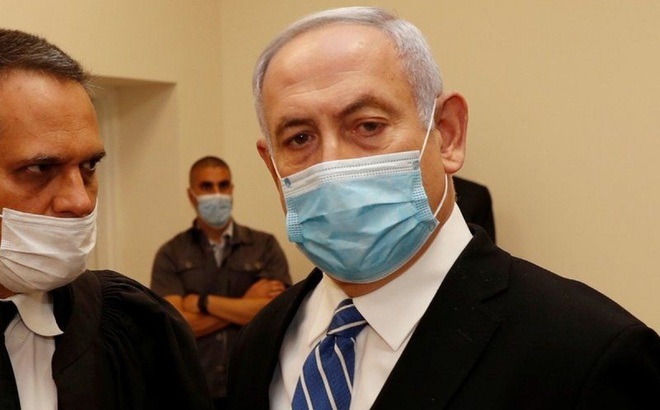 Thủ tướng Israel Netanyahu đeo khẩu trang ngừa Covid-19. Ảnh: BBC.