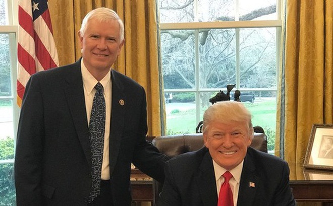 Ông Brooks (trái) và Tổng thống Trump tại Phòng Bầu dục. Ảnh: Nhà Trắng