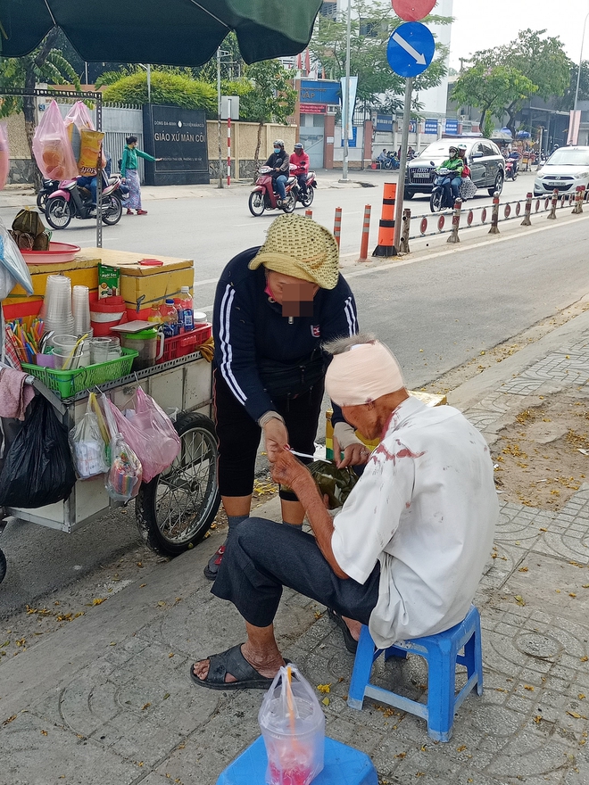 Thấy vết máu trên vai áo cụ ông, cô bán hàng rong có hành động khiến tất cả rơi nước mắt - Ảnh 1.