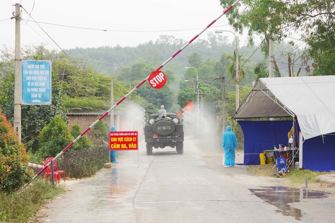 Quân khu 3 sử dụng xe chuyên dụng khử khuẩn tại Quảng Ninh, Hải Phòng; Hải Dương cách ly 21 ngày với thôn 1.000 dân - Ảnh 1.