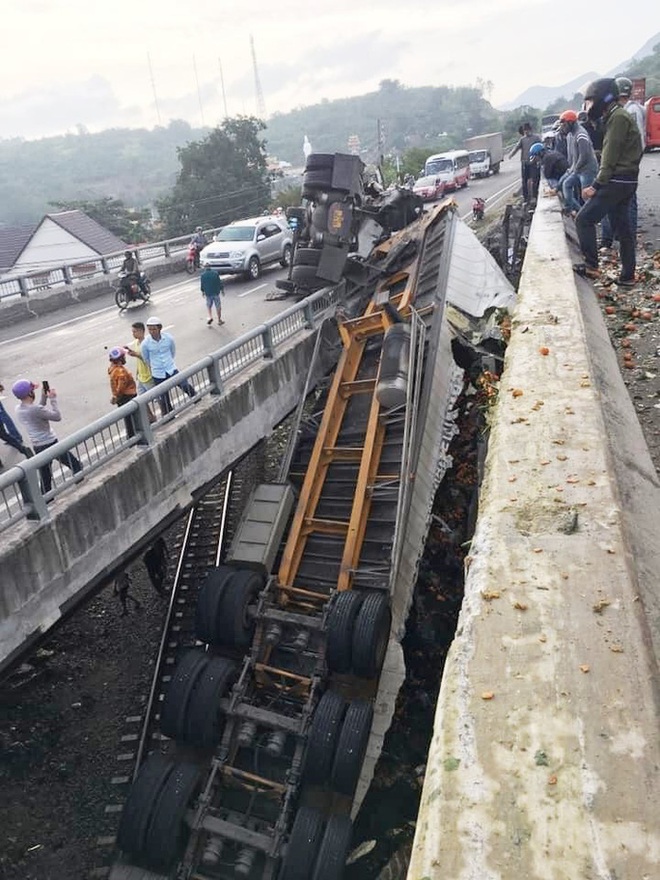 Khánh Hòa: Xe Container rơi xuống cầu vượt, đường sắt Bắc - Nam ách tắc - Ảnh 2.