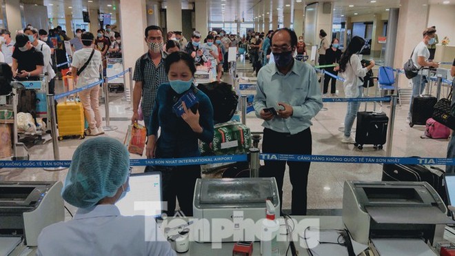 TPHCM lấy mẫu xét nghiệm toàn bộ nhân viên sân bay Tân Sơn Nhất - Ảnh 1.