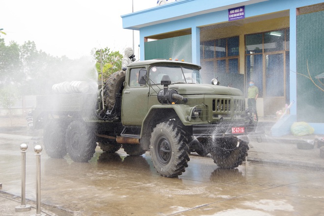 Quân khu 3 sử dụng xe chuyên dụng khử khuẩn tại Quảng Ninh, Hải Phòng; Hải Dương cách ly 21 ngày với thôn 1.000 dân - Ảnh 3.