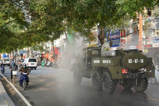 Quân khu 3 sử dụng xe chuyên dụng khử khuẩn tại Quảng Ninh, Hải Phòng; Hải Dương cách ly 21 ngày với thôn 1.000 dân - Ảnh 4.