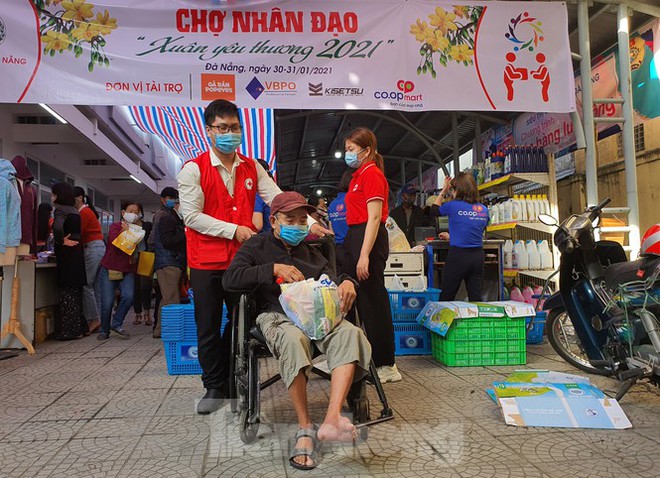 Người dân bịt kín khẩu trang, đi sắm Tết 0 đồng - Ảnh 10.