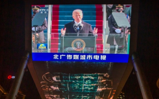 Màn hình lớn với hình ảnh về lễ nhậm chức của Tổng thống Joe Biden tại một trung tâm thương mại ở Bắc Kinh, Trung Quốc ngày 21/1/2021 (giờ địa phương). Ảnh: AP