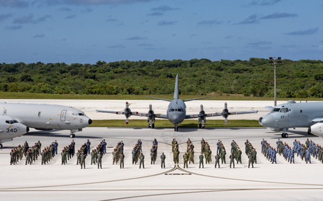 Các thành viên của Không quân Úc, Nhật Bản, Ấn Độ, Canada và Mỹ khi kết thúc cuộc tập trận đa phương Sea Dragon hôm 28-1 Ảnh: HẢI QUÂN MỸ