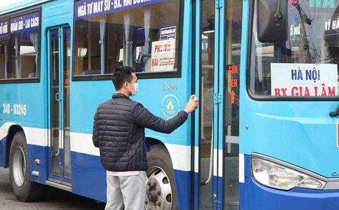 Nhân viên xe buýt khử khuẩn phương tiện sau khi về bến. Ảnh: Mạnh Minh- TTXVN