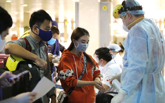 Sân bay Tân Sơn Nhất sẽ siết chặt công tác phòng dịch sau khi có một ca dương tính từ Hà Nội bay vào TPHCM qua đường hàng không. Ảnh Ngô Bình