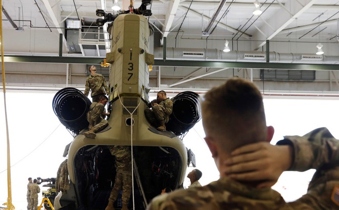 Binh sĩ bảo dưỡng trực thăng CH-47 Chinook tại thao trường Fort Bliss. Ảnh: Reuters