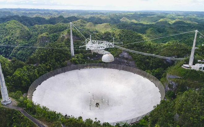 Kính viễn vọng săn người ngoài hành tinh nổi tiếng tại Đài Thiên văn Arecibo, Puerto Rico.