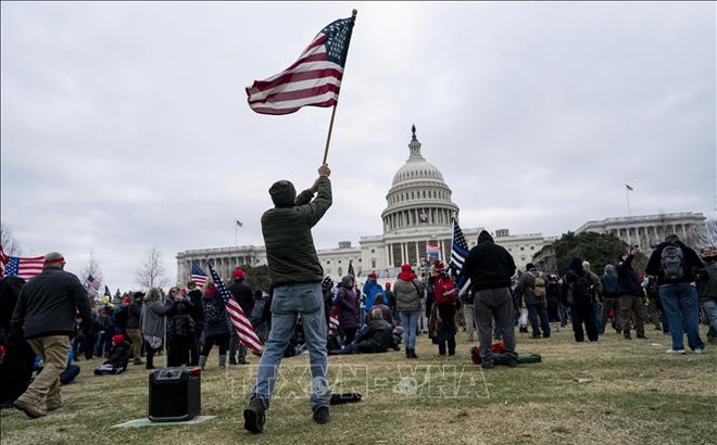 Người biểu tình tập trung gần Tòa nhà Quốc hội Mỹ ở Washington, DC ngày 6/1/2021. Ảnh: THX/TTXVN