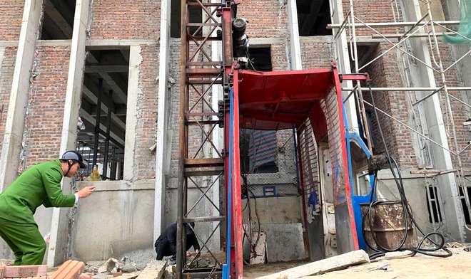 Vụ rơi thang tời công trình cao tầng: Còn 8 tháng nữa thang mới hết hạn kiểm định - Ảnh 2. Vụ rơi thang tời công trình cao tầng: Còn 8 tháng nữa thang mới hết hạn kiểm định - Ảnh 2.