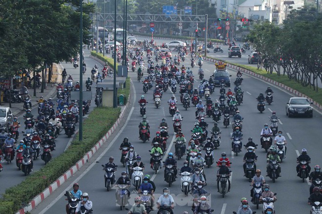 Cửa ngõ Sài Gòn kẹt xe kinh hoàng ngày làm việc đầu năm 2021 - Ảnh 5.