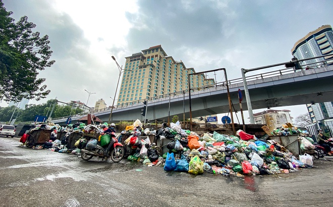 Ngày 20/11/2020, rác thải tràn ngập phố Yên Phụ (quận Tây Hồ, Hà Nội).