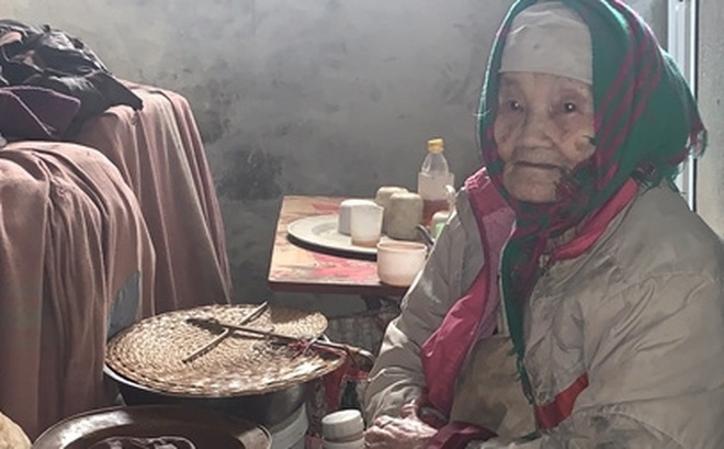 Cụ Bùi Thị Ón, 106 tuổi, vẫn khâu vá như thường.