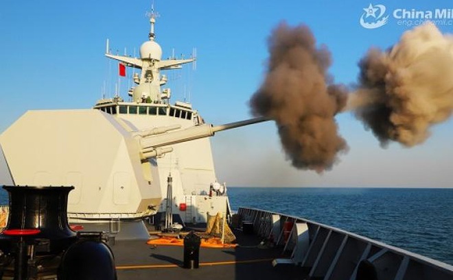 Tàu khu trục tên lửa Qiqihar của Trung Quốc khai hỏa pháo chính trong một cuộc tập trận
