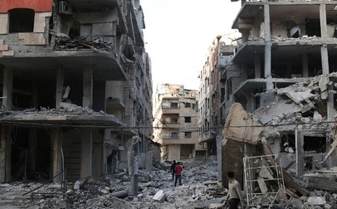 Khung cảnh đổ nát ở một thị trấn Syria sau những trận không kích. Ảnh: AP