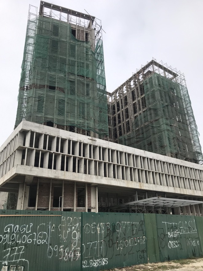 Vụ rơi thang tời công trình cao tầng: Còn 8 tháng nữa thang mới hết hạn kiểm định - Ảnh 1. Vụ rơi thang tời công trình cao tầng: Còn 8 tháng nữa thang mới hết hạn kiểm định - Ảnh 1.