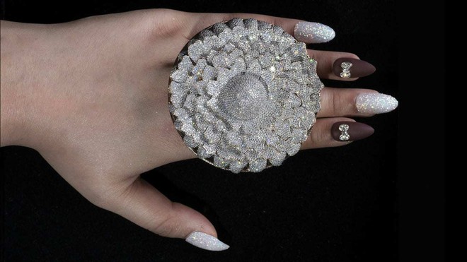 Chiếc nhẫn 12.638 viên kim cương lấp lánh lập kỷ lục Guinness - Ảnh 1.