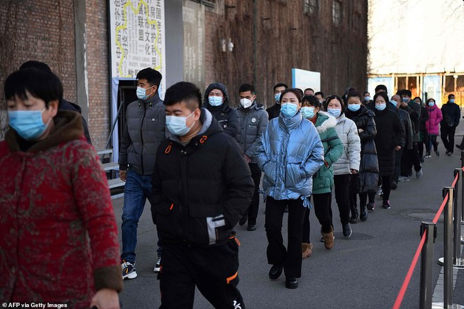 Cảnh tượng người Trung Quốc xếp hàng dài chờ tiêm vaccine COVID-19 - Ảnh 1.