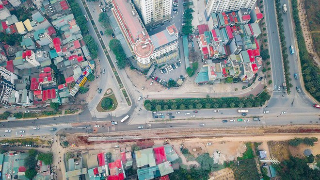 Cận cảnh thi công thay bờ đê đất bằng tường chắn, mở rộng đường Âu Cơ lên 4 làn xe - Ảnh 11.