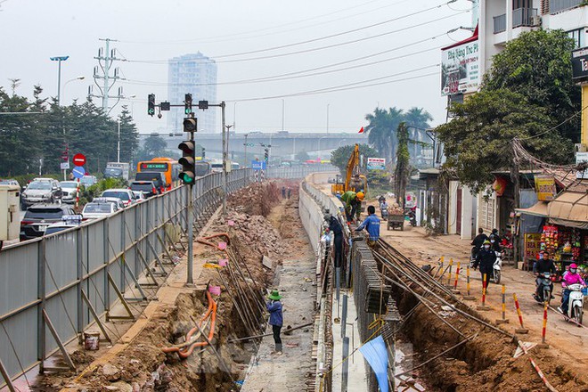 Cận cảnh thi công thay bờ đê đất bằng tường chắn, mở rộng đường Âu Cơ lên 4 làn xe - Ảnh 6.