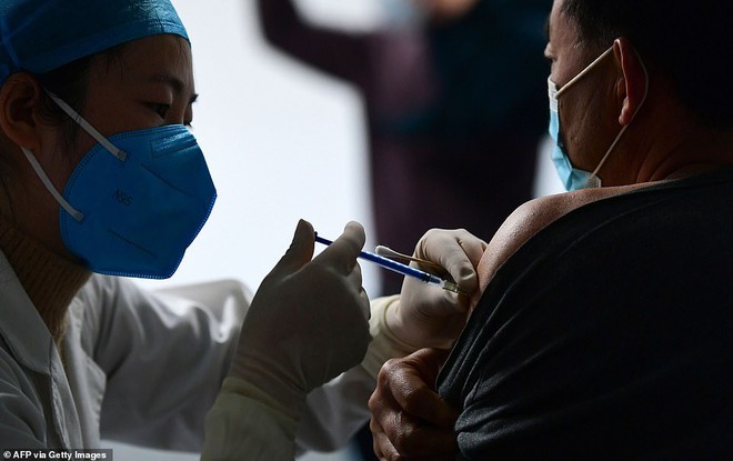 Cảnh tượng người Trung Quốc xếp hàng dài chờ tiêm vaccine COVID-19 - Ảnh 5.