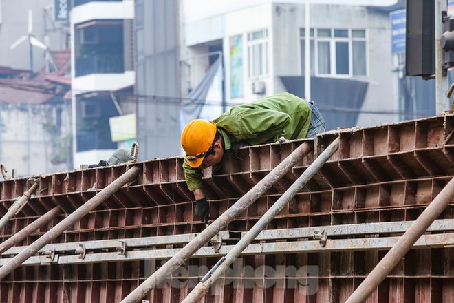 Cận cảnh thi công thay bờ đê đất bằng tường chắn, mở rộng đường Âu Cơ lên 4 làn xe - Ảnh 7.