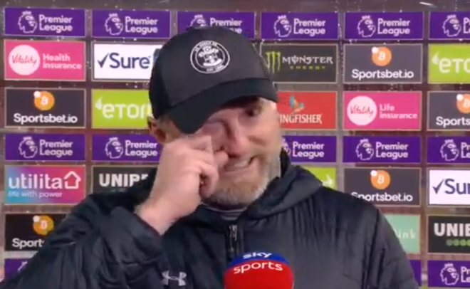 Hạ gục Liverpool, HLV Southampton quỳ xuống khóc nức nở và pha bẻ lái sau đó của ông khiến tất cả phải bật cười - Ảnh 6.