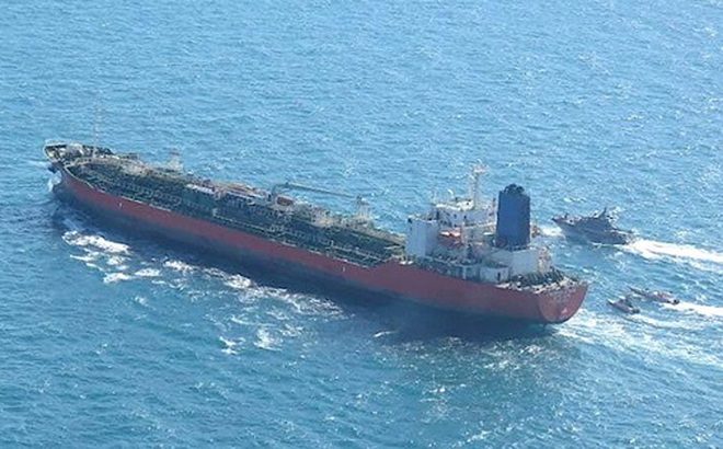 Hình ảnh cho thấy tàu chở dầu mang cờ Hàn Quốc Hankuk Chemi bị các tàu của Iran áp giải. Ảnh: Tasmin News Agency