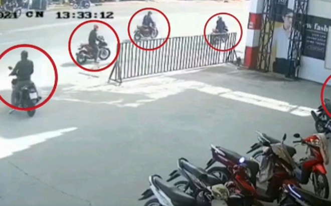 5 đối tượng cướp xe máy trước mặt bảo vệ
