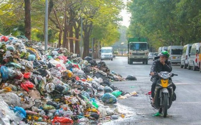 Rác thải liên tục bị ùn ứ trên nhiều tuyến phố ở Hà Nội - Ảnh: Ngô Nhung/Người lao động.