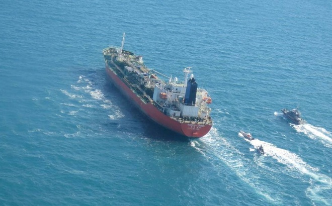 Xuồng cao tốc của IRGC hộ tống tàu chở dầu HANKUK CHEMI tại vùng Vịnh ngày 4/1/2021. Ảnh: IRNA/TTXVN