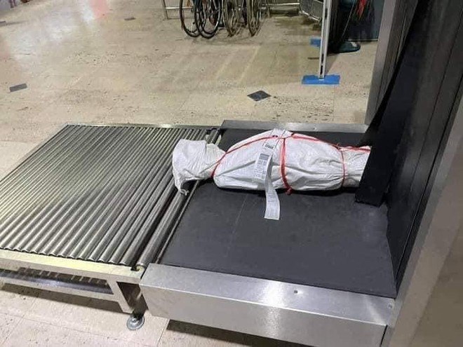 Sân bay nháo nhác vì gói hàng kinh dị trên băng chuyền, sự thật bên trong khiến tất cả bất ngờ - Ảnh 2. Sân bay nháo nhác vì gói hàng kinh dị trên băng chuyền, sự thật bên trong khiến tất cả bất ngờ - Ảnh 2.