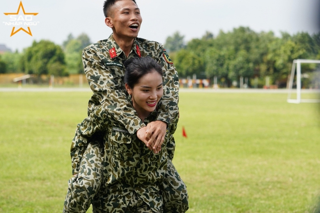 Đây là chàng lính may mắn nhất “Sao nhập ngũ” khi được Hoa hậu Kỳ Duyên cõng trên lưng - Ảnh 4.