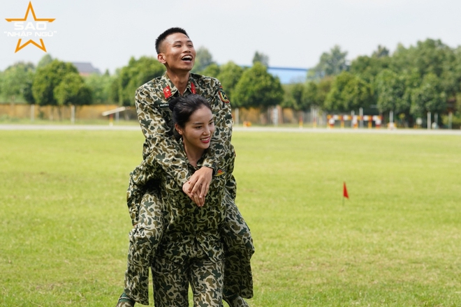 Đây là chàng lính may mắn nhất “Sao nhập ngũ” khi được Hoa hậu Kỳ Duyên cõng trên lưng - Ảnh 3.