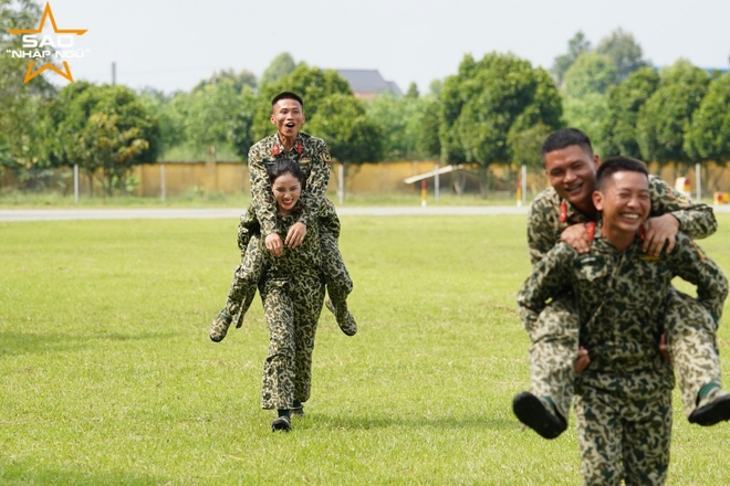 Đây là chàng lính may mắn nhất “Sao nhập ngũ” khi được Hoa hậu Kỳ Duyên cõng trên lưng - Ảnh 2.