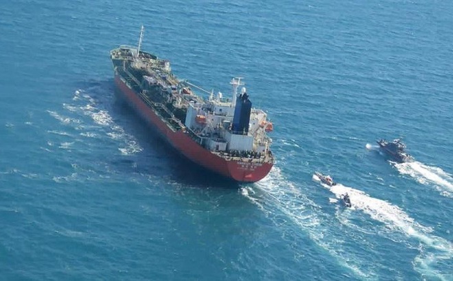 Bức ảnh được Hãng thông tấn Tasnim công bố cho thấy tàu chở dầu mang cờ Hàn Quốc được các tàu của Lực lượng Vệ binh Cách mạng Hồi giáo Iran hộ tống trên Vịnh Ba Tư. Ảnh:CNN