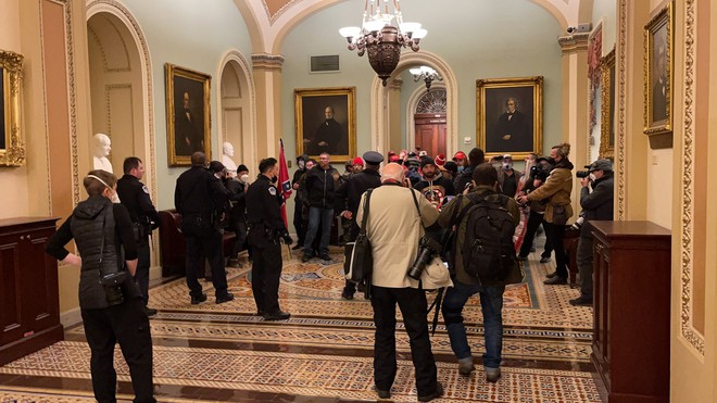 Căng thẳng tột độ ở tòa nhà Quốc hội Mỹ: Người biểu tình phá rào xông vào Điện Capitol, tập trung trước phòng họp - Ảnh 1.